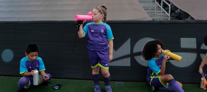 Di quanta acqua ha davvero bisogno i bambini? – TeamsNap Blog