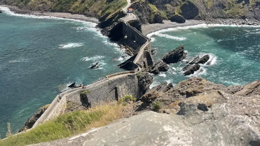 Quando il numero chiuso protegge la natura: la lezione di San Juan de Gaztelugatxe – Ecobnb